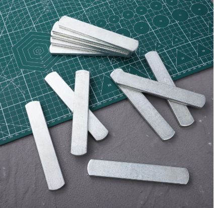 12-plaques-d-acier-pour-gilet-leste-sur-surface-colore