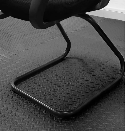 chaise-pose-sur-le-puzzle-fitness-mat