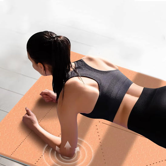 femme-en-exercice-planche-sur-le-tapis-de-gym