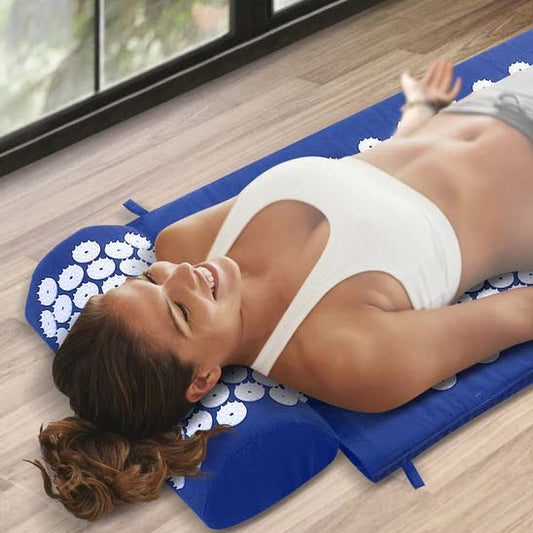femme-souriante-en-sceance-acupression-du-tapis-fitness-detente