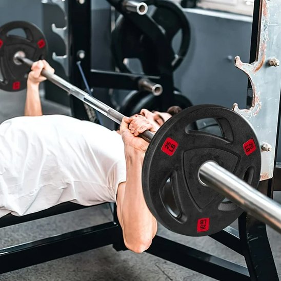 homme-allonge-poussant-sur-une-barre-de-musculation-equipee-de-poids