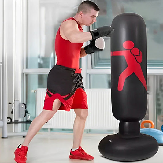 homme-en-entrainement-avec-sac-de-frappe-noir-et-rouge
