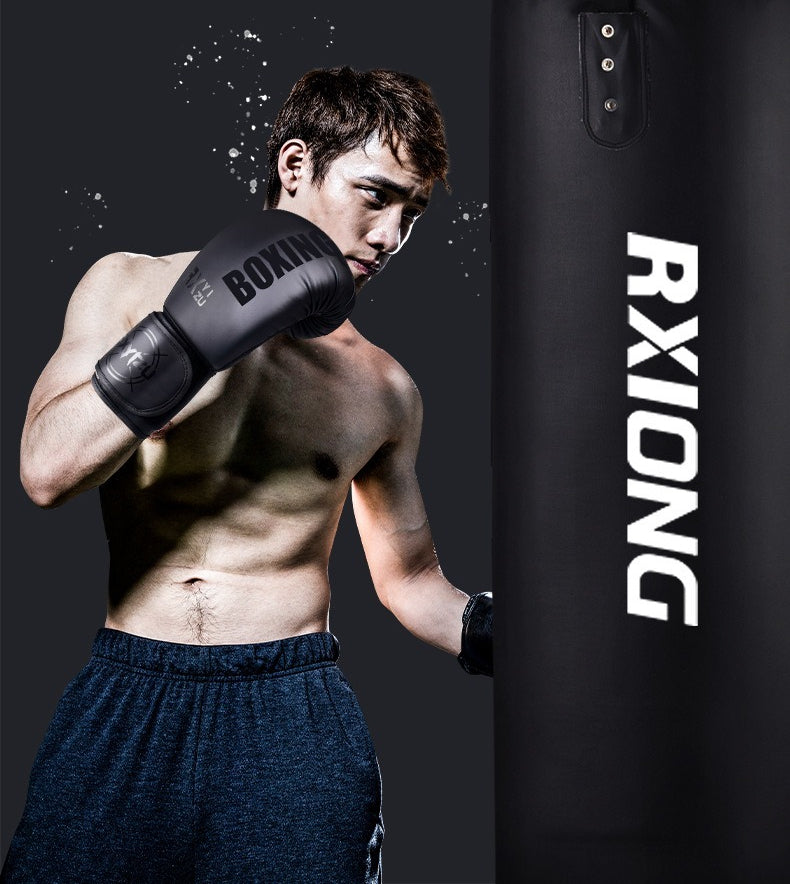 homme-torse-nu-qui-s-entraine-avec-un-sac-de-frappe-et-les-gants-de-boxe-sanda