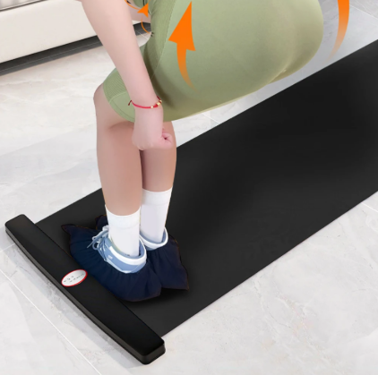 jambes-de-femme-pied-joint-en-position-slide-sur-le-tapis-de-glisse