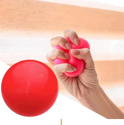 main-de-femme-pressant-le-ballon-hand-exerciser-en-comparaison-au-ballon-relache