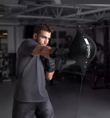 mouvement-de-frappe-boxing-speedball-par-un-homme