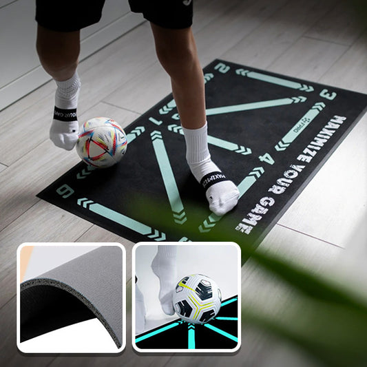 vue-sur-les-jambes-du-joueur-de-football-en-entrainement-sur-tapis