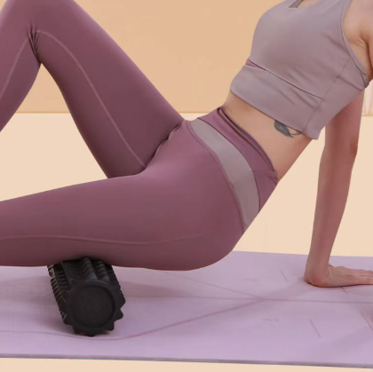 corps-de-femme-appliquant-le-rouleau-de-massage-sous-sa-cuisse-en-position-assise