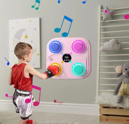 enfant-jouant-a-la-machine-de-boxe-multicolore-enfant-modele-rose