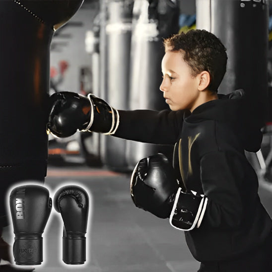 enfant-qui-pratique-la-boxe-avec-un-sac-de-frappe-exhibant-un-gant-de-boxe-sanda