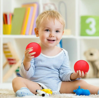 enfant-utilisant-le-ballon-hand-exerciser