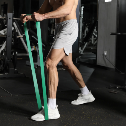 exemple-d-exercice-de-la-jambe-et-des-bras-utilisant-elastique-de-musculation
