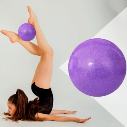 exemple-de-position-de-chandelle-en-gymnastique-rythmique-avec-le-ballon-violet