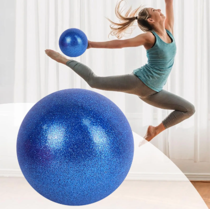 femme-effectuant-un-saut-de-biche-gymnastique-rythmique-avec-le-ballon-bleu