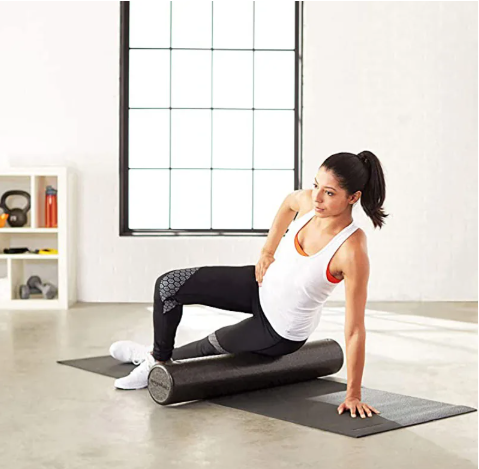 femme-en-exercice-au-sol-position-laterale-qui-utilise-le-rouleau-de-massage