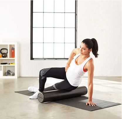 femme-en-exercice-au-sol-position-laterale-qui-utilise-le-rouleau-de-massage