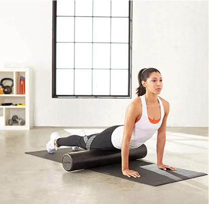 femme-en-exercice-face-au-sol-position-horizontale-qui-utilise-le-rouleau-de-massage