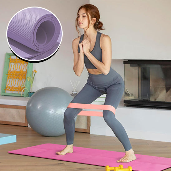 femme-en-exercice-ruban-de-resistance-sur-tapis-yoga-eva