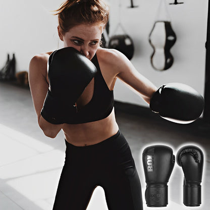 femme-en-posture-de-combat-de-boxe-portant-les-gants-de-boxe-sanda