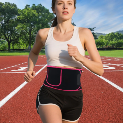 femme-qui-courre-portant-la-ceinture-musculation-transpiration-avec-poche