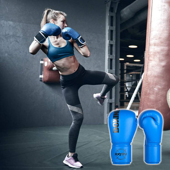femme-qui-pratique-la-boxe-avec-un-sac-de-frappe-exhibant-un-gant-de-boxe-sanda
