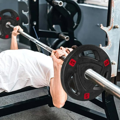homme-allonge-poussant-sur-une-barre-de-musculation-equipee-de-poids