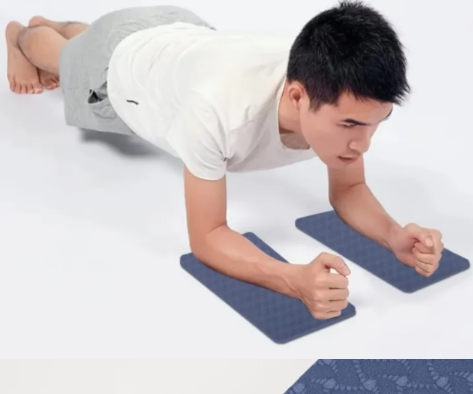 homme-en-position-d-exercice-a-la-planche-appuye-coudes-sur-les-kneepads