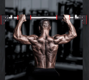 homme-faisant-des-traction-a-la-barre-de-traction-safety-ovoz