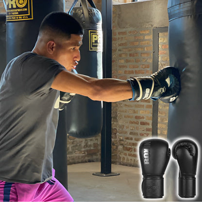 homme-qui-pratique-la-boxe-avec-un-sac-de-frappe-exhibant-un-gant-de-boxe-sanda