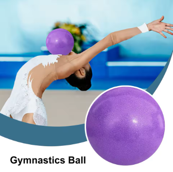 jeune-femme-en-demonstration-de-gymnastique-rythmique-utilisant-le-ballon-violet
