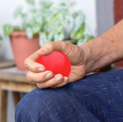 main-d-homme-utilisant-le-ballon-hand-exerciser