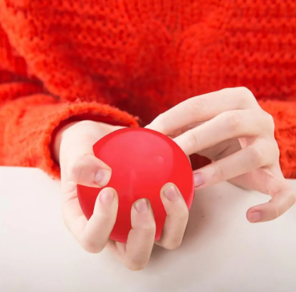 main-de-femme-utilisant-le-ballon-hand-exerciser