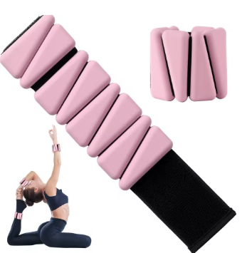 poids-cheville-poignet-rose-detail-utilise-par-une-femme-en-position-yoga