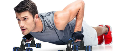 un-homme-qui-utilise-les-push-up-bars