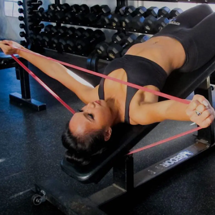 utilisation-de-l-elastique-musculation-en-position-allonge-incline